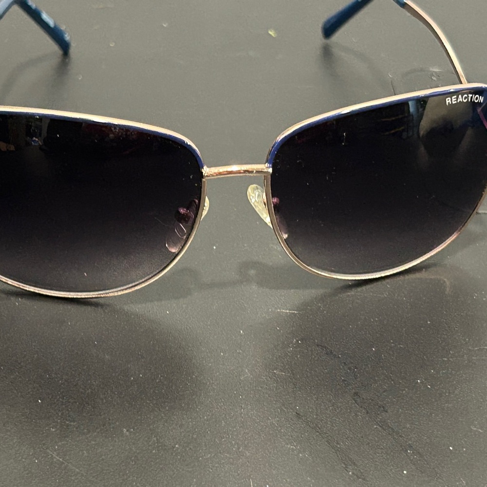 Kenneth Cole Reaction Gold and Blue Sunglasses Timeless Design - Picture 4 of 10